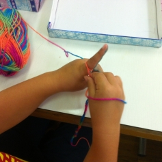 Fingerhäkeln: zuerst ganz schwierig, später ganz einfach / Crochet with the fingers: difficult at first, later on easy